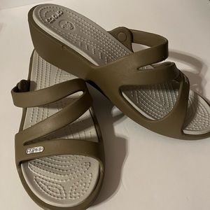 *NEW* Crocs Tan Women’s size 8 Sandals